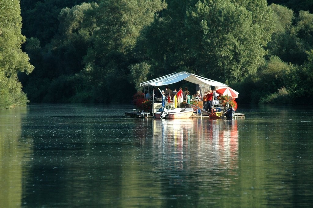 Eine Floßfahrt auf einem Fluss