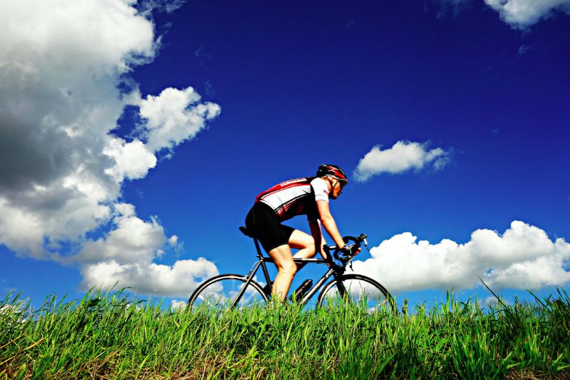 Ein Biker in der Naturlandschaft